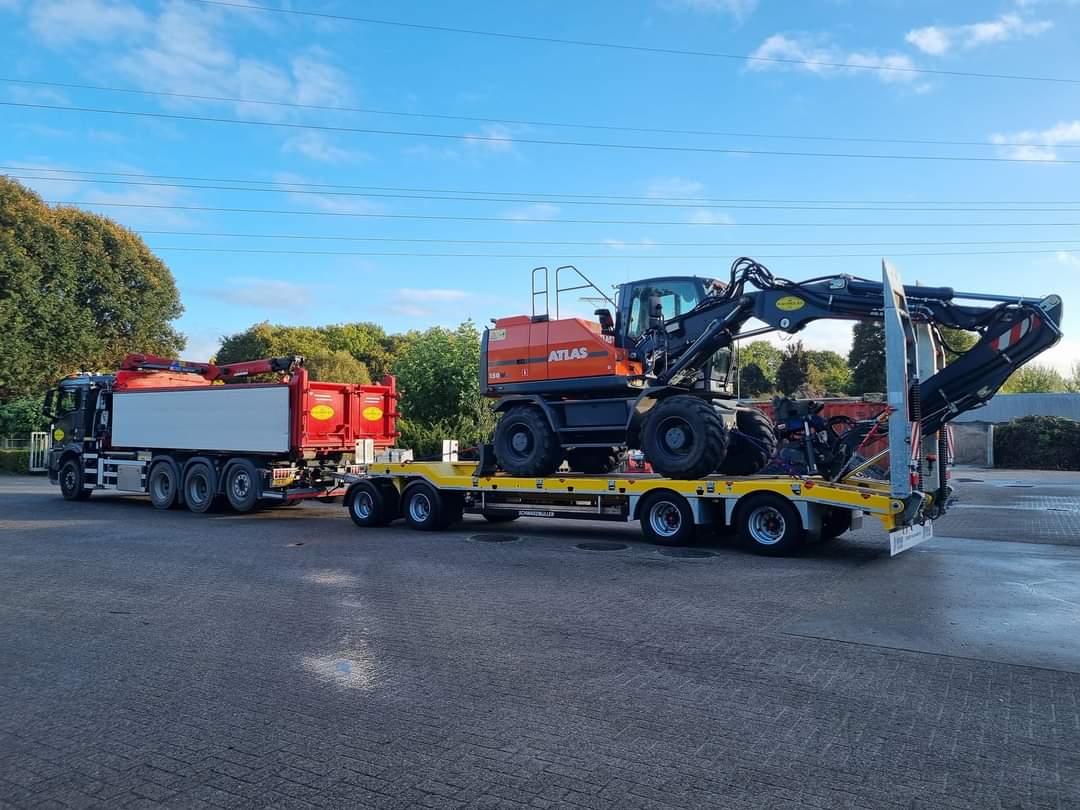 Transportcombinatie met machines van B. de Vries